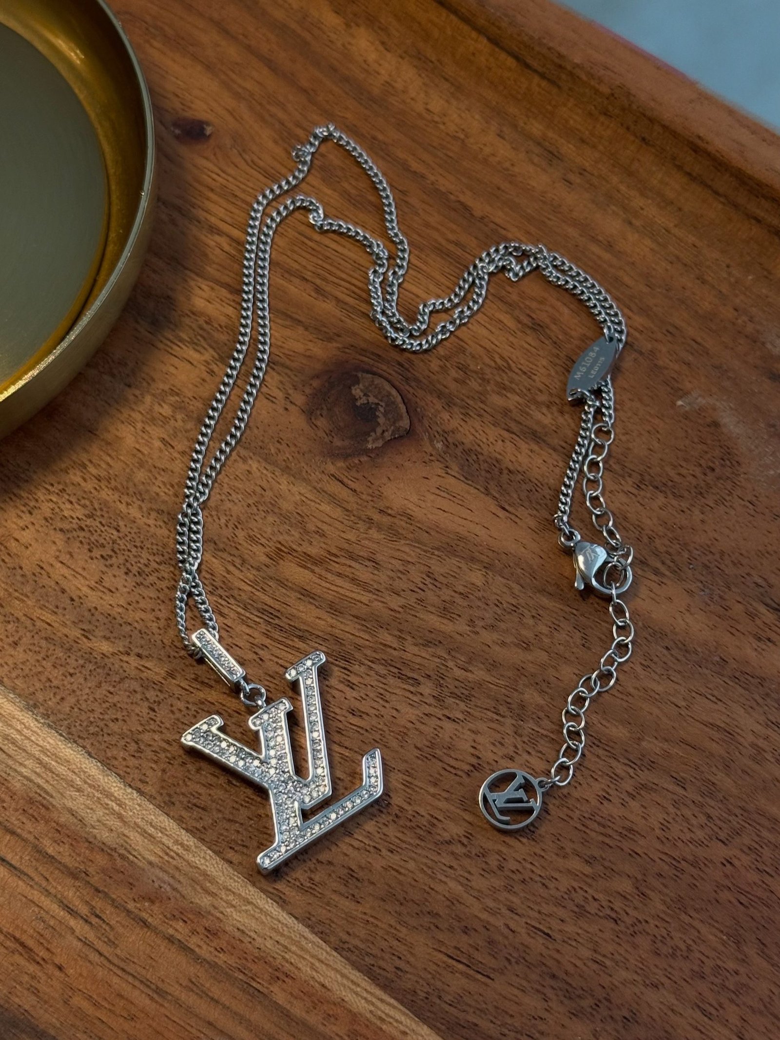 Collar LV Monograma Plateado